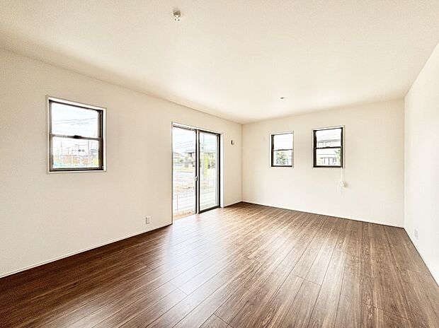 【リビングダイニング】明るい陽光が注ぎ、寛ぎの雰囲気に満たされるリビング・ダイニング。 