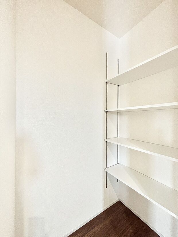 【その他設備(キッチン横収納)】食材のストックはもちろん、日用品の収納など使い方はいろいろ  