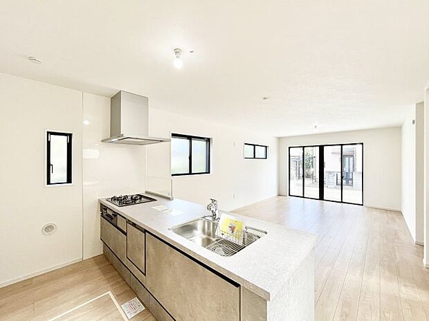 【ダイニングキッチン】料理をしながらご家族との会話を楽しめる対面カウンターキッチン