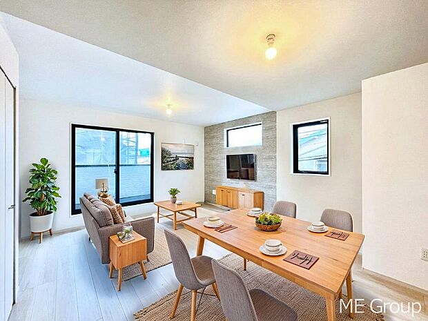 【リビング】ご家族の賑やかな話し声で包まれる明るいリビング ※家具はCGです