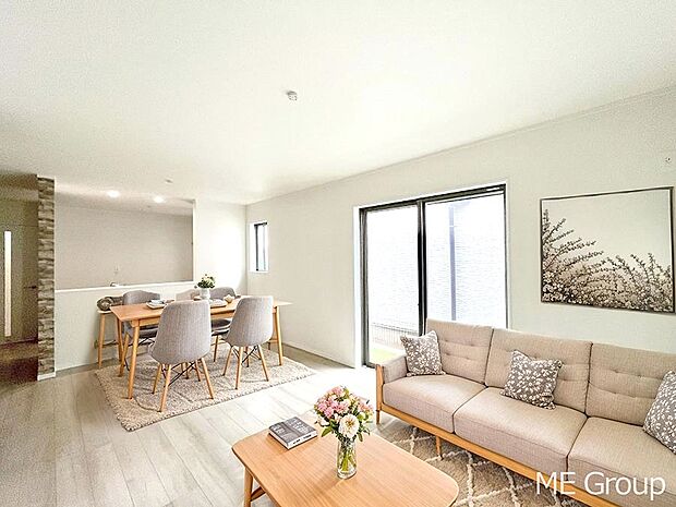 【リビング】ご家族の賑やかな話し声で包まれる明るいリビング  ※家具はCGです