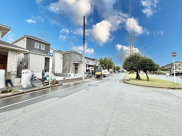 【前面道路含む現地写真】堂々完成！！ ここから始まる新生活を応援いたします！ 