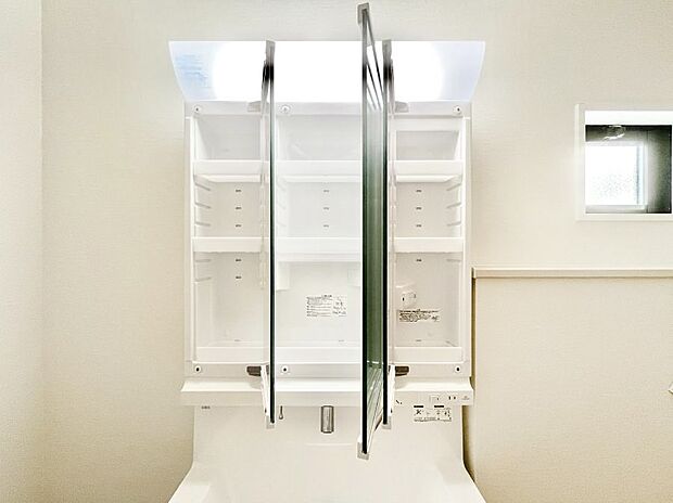 【その他設備(三面鏡裏収納)】三面鏡の裏に、化粧品や衛生用品などを収納可能。洗面台をすっきりと保ちます!