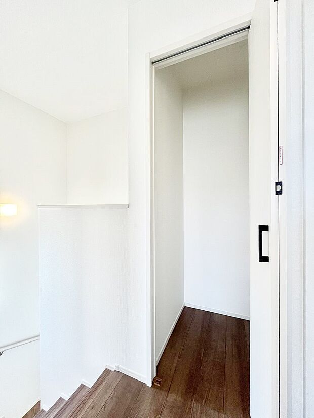 【その他設備(廊下収納)】掃除用具や生活雑貨の保管に便利な廊下収納