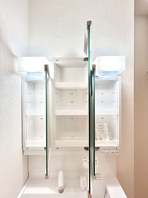 【その他設備(三面鏡裏収納)】三面鏡の裏に、化粧品や衛生用品などを収納可能。洗面台をすっきりと保ちます！