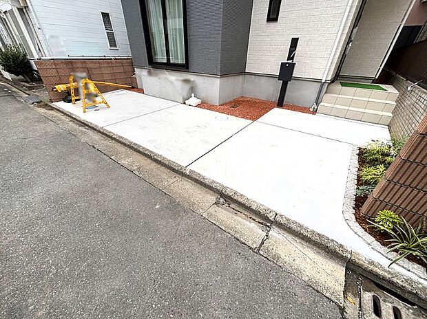 【駐車場】カースペースは２台駐車可。セカンドカーや来客時に便利です！