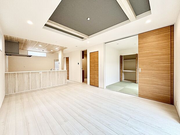 【リビングダイニング】隣接の和室を開放すればさらに広々空間に  