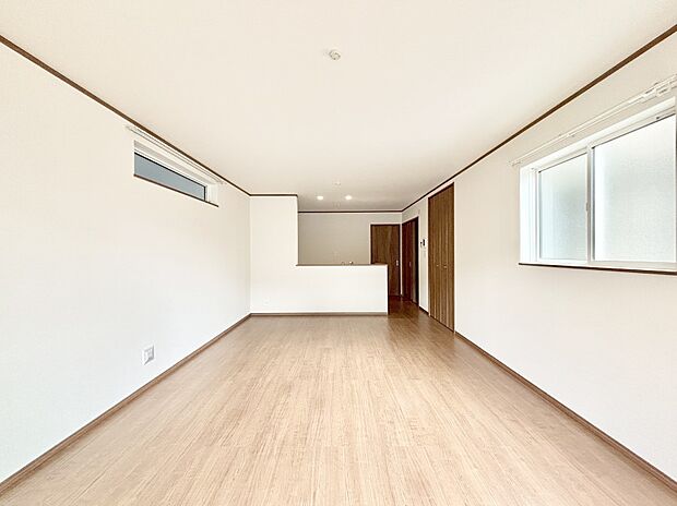 【リビングダイニング】明るい陽光が注ぎ、寛ぎの雰囲気に満たされるリビング・ダイニング。 