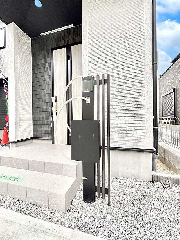 【その他現地】シンプルデザインのポスト。