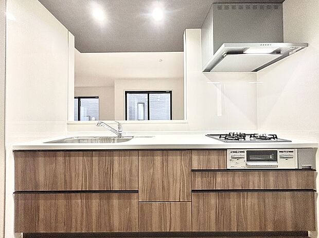 【ダイニングキッチン】料理をしながらでもご家族との会話を楽しめる対面キッチン