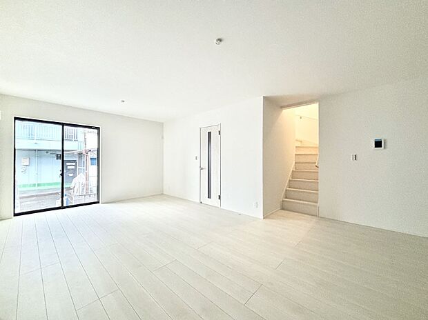 【ダイニング】リビング階段が家族の笑顔と会話をつないでくれます  