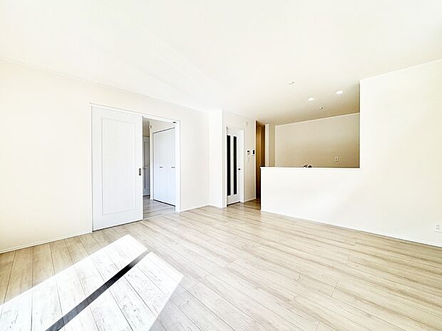 【リビングダイニング】明るい陽光が注ぎ、寛ぎの雰囲気に満たされるリビング・ダイニング。   