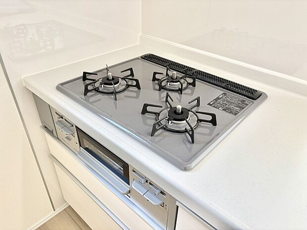 【その他設備(Ｓｉセンサーコンロ)】ガスコンロはＳｉセンサー搭載。火力調節や焦げ付き・消し忘れも防いでくれます。