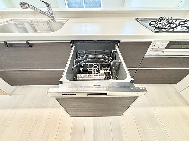 【その他設備(食洗機)】面倒なお片づけは食洗機にお任せ！家事の負担が減って、時間にも気持ちにもゆとりができます。