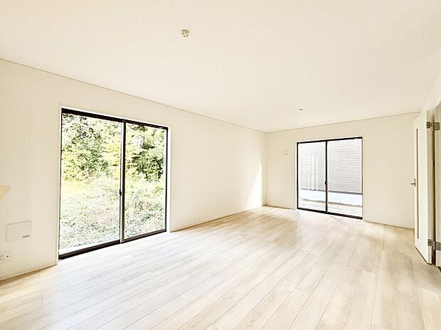 【リビングダイニング】大きな窓からたっぷりの陽光と風を感じられるリビング