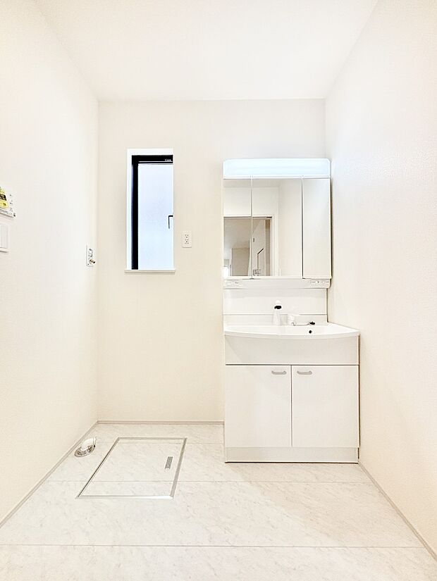 【洗面台・洗面所】スタイリングに便利な三面鏡、ミラーキャビネットで細かい物スッキリ