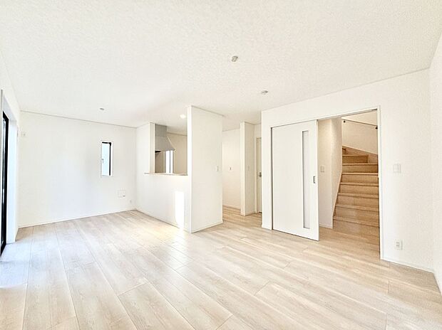 【リビングダイニング】落ち着いた雰囲気のＬＤＫは家族みんなの快適空間  