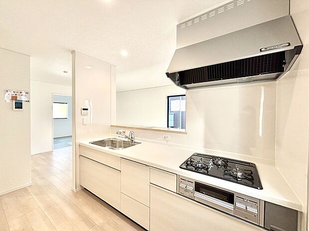 【ダイニングキッチン】料理をしながらでもご家族との会話を楽しめる対面キッチン