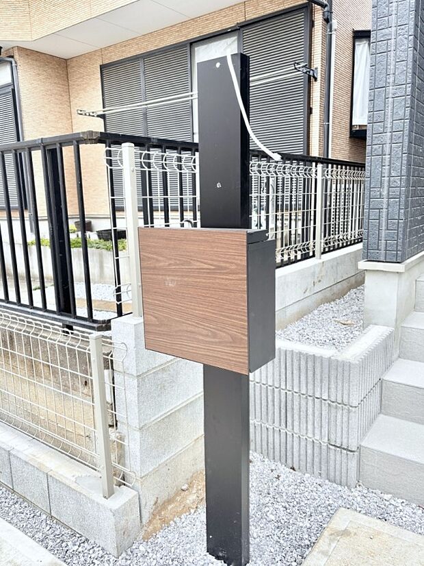 【その他現地】表札・インターホン・ポストをひとつに集約。エントランスになじむシンプルデザイン。