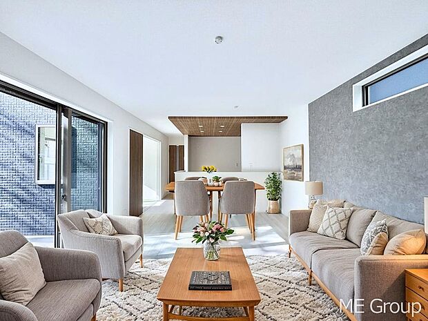 【リビング】ご家族の賑やかな話し声で包まれる明るいリビング  ※家具はCGです