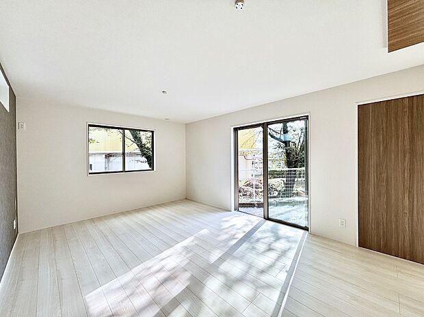 【ダイニング】家族の笑顔が自然と生まれてくる、そんな雰囲気のダイニングに仕上がっています。