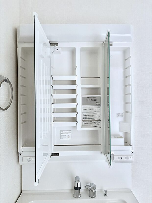 【その他設備(三面鏡裏収納)】三面鏡の裏に、化粧品や衛生用品などを収納可能。洗面台をすっきりと保ちます！