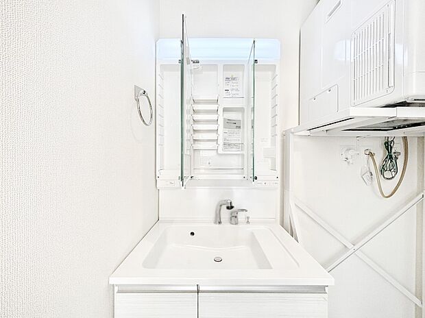 【その他設備(三面鏡裏収納)】三面鏡の裏に、化粧品や衛生用品などを収納可能。洗面台をすっきりと保ちます！