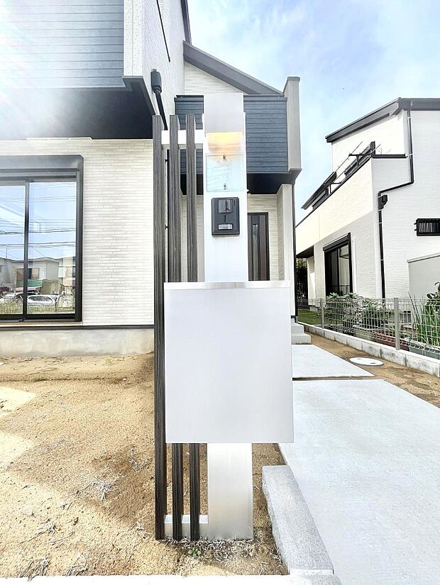 【その他現地】シンプルデザインのポスト。