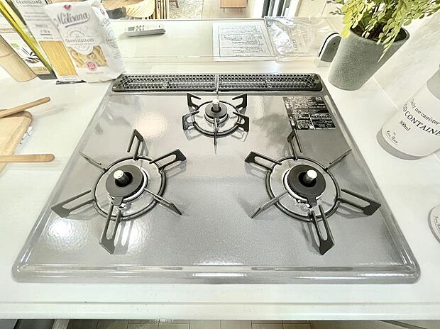 【その他設備(Siセンサーコンロ)】ガスコンロはSiセンサー搭載。火力調節や焦げ付き・消し忘れも防いでくれます。