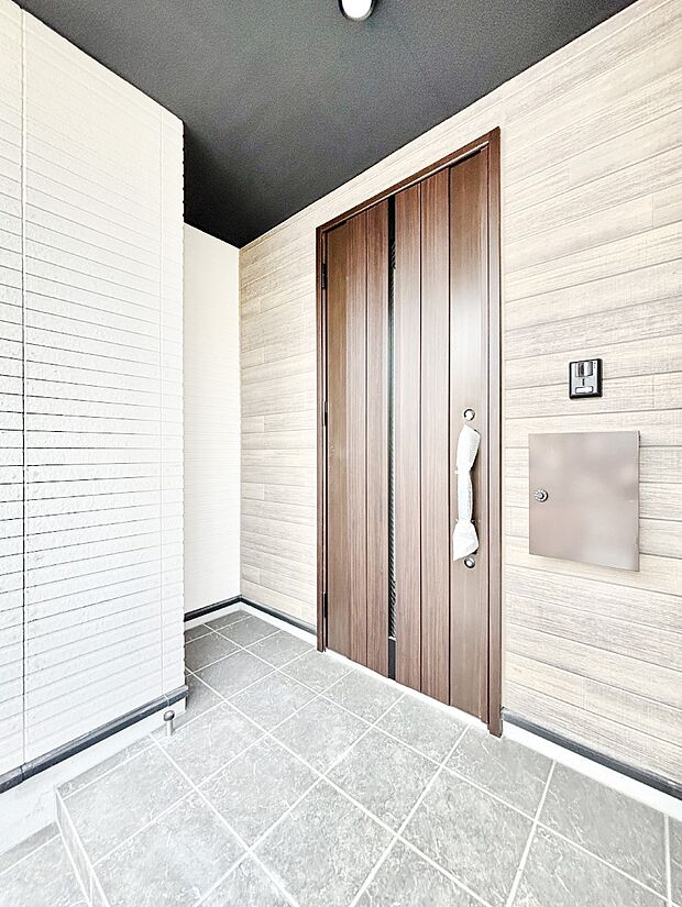 【玄関】玄関前は屋根付きで雨が降っていても濡れにくいです。