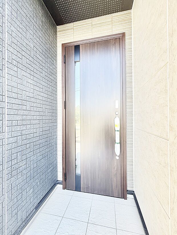 【玄関】玄関前は雨が降っても濡れにくい屋根付き