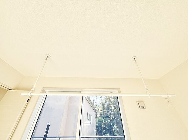 【その他設備(室内物干し)】室内物干しポール。梅雨や花粉の時期に大活躍します。
