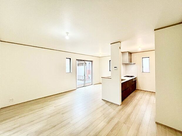 【リビングダイニング】大きな窓からたっぷりの陽光と風を感じられるリビング