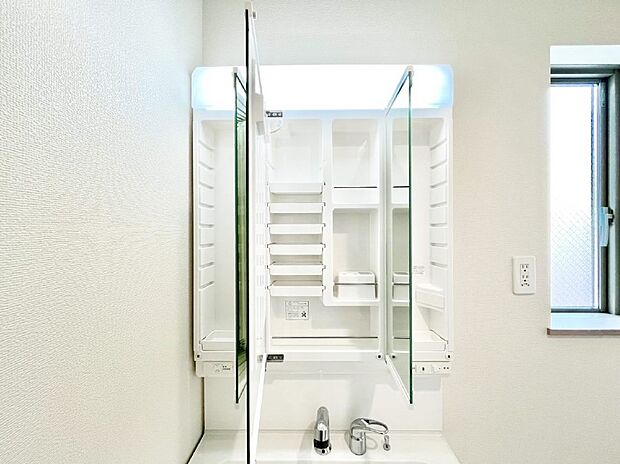 【その他設備(三面鏡裏収納)】三面鏡の裏に、化粧品や衛生用品などを収納可能。洗面台をすっきりと保ちます！