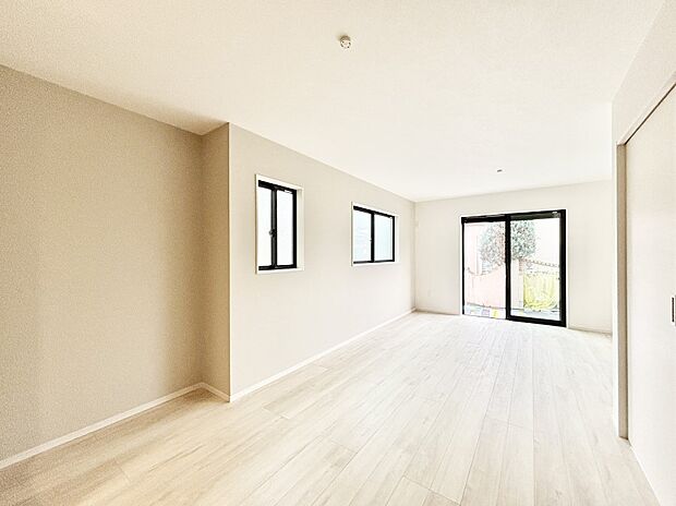 【リビングダイニング】大きな窓からたっぷりの陽光と風を感じられるリビング