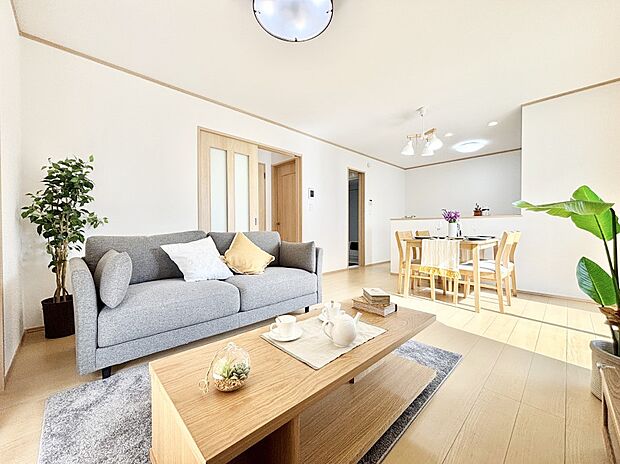 【リビング】ご家族の賑やかな話し声で包まれる明るいリビング