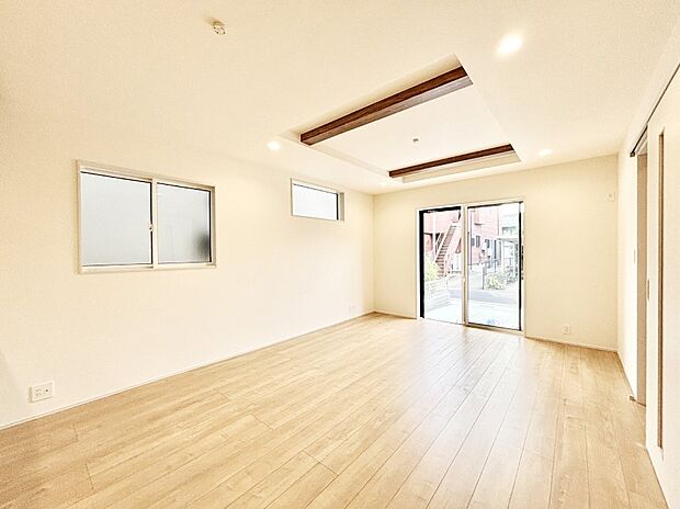 【リビングダイニング】大きな窓からたっぷりの陽光と風を感じられるリビング