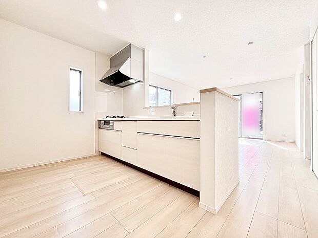 【ダイニングキッチン】料理をしながらご家族との会話を楽しめる対面カウンターキッチン