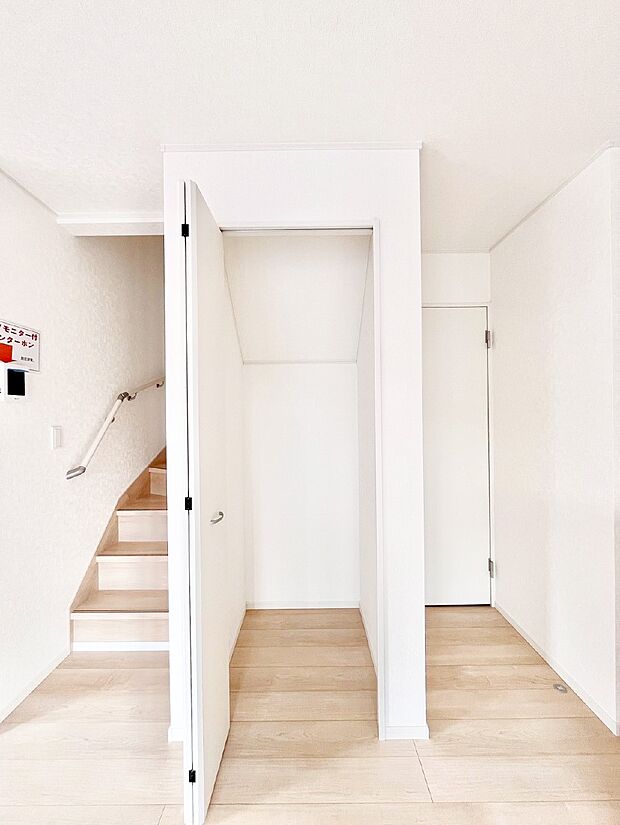 【その他設備(収納)】物が多くなりがちなリビングにうれしい収納