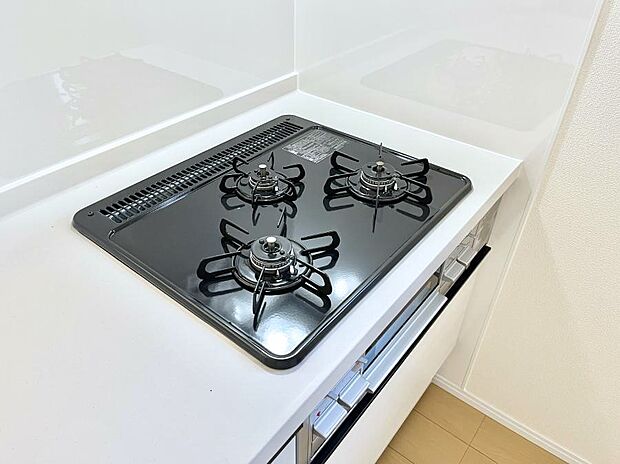 【その他設備(Siセンサーコンロ)】ガスコンロはSiセンサー搭載。火力調節や焦げ付き・消し忘れも防いでくれます。