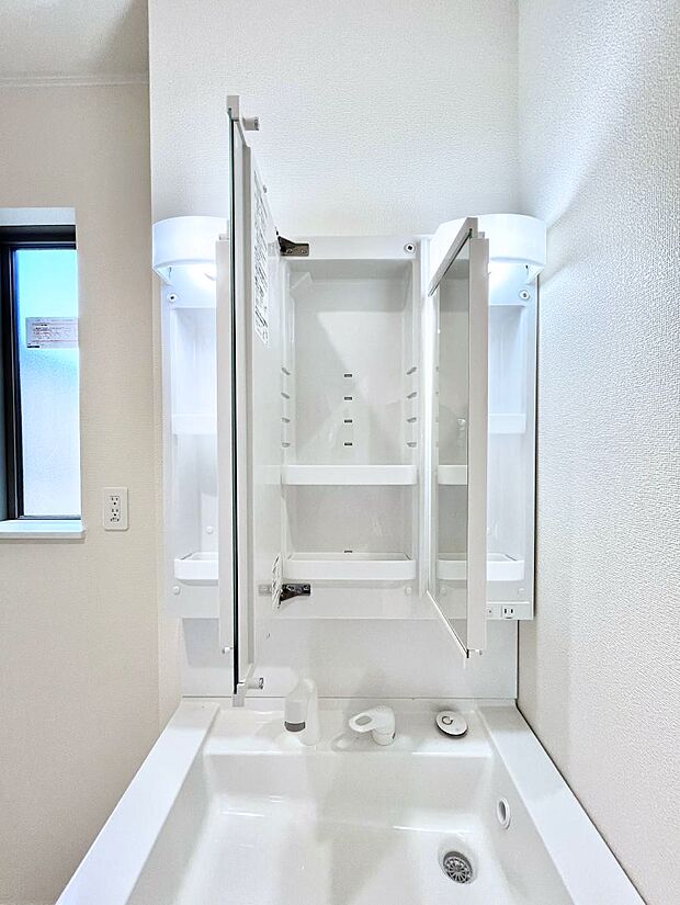 【その他設備(三面鏡裏収納)】三面鏡の裏に、化粧品や衛生用品などを収納可能。洗面台をすっきりと保ちます!