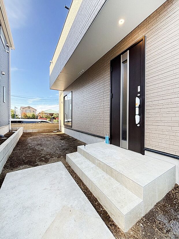 【玄関】シンプルで落ち着いた雰囲気の玄関でご家族やお客様をお出迎え！