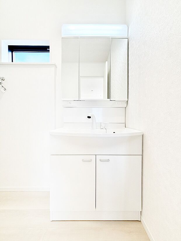【洗面台・洗面所】三面鏡キャビネット・シャワー付き洗面化粧台で忙しい朝の身支度もスムーズに！