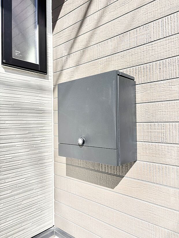 【その他現地】シンプルデザインのポスト。