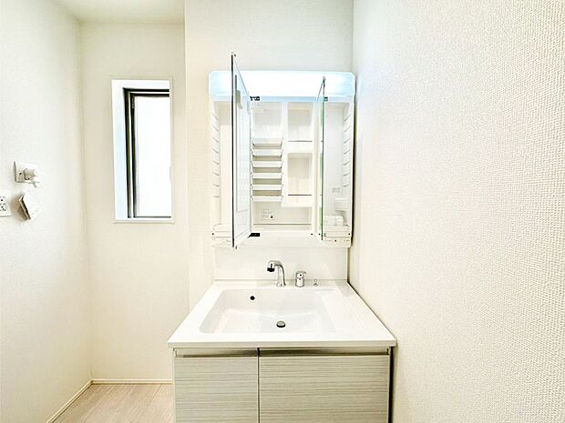 【その他設備(三面鏡裏収納)】三面鏡の裏に、化粧品や衛生用品などを収納可能。洗面台をすっきりと保ちます！