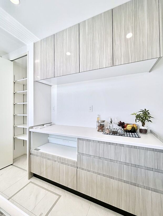 【その他設備(キッチンカップボード)】カップボードも標準装備 広々スペースでお料理しやすいキッチンです