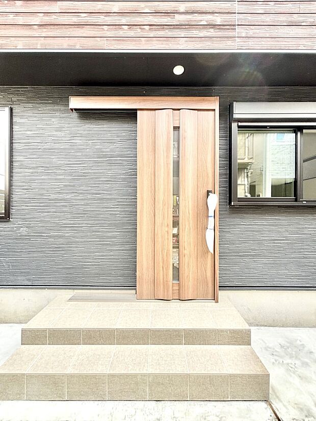 【玄関】大切な家族、来客を出迎える玄関。