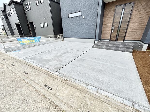 【駐車場】駐車2台可能！急なお客様の駐車に。また、ご家族の自転車スペースとしても大活躍。