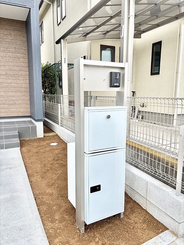 【その他現地】表札・インターホン・ポスト・宅配ＢＯＸをひとつに集約。エントランスになじむシンプルデザイン。