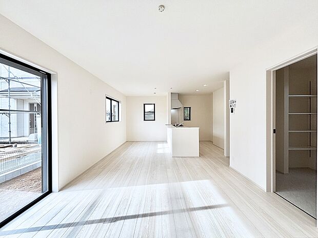 【リビングダイニング】明るい陽光が注ぎ、寛ぎの雰囲気に満たされるリビング・ダイニング。   